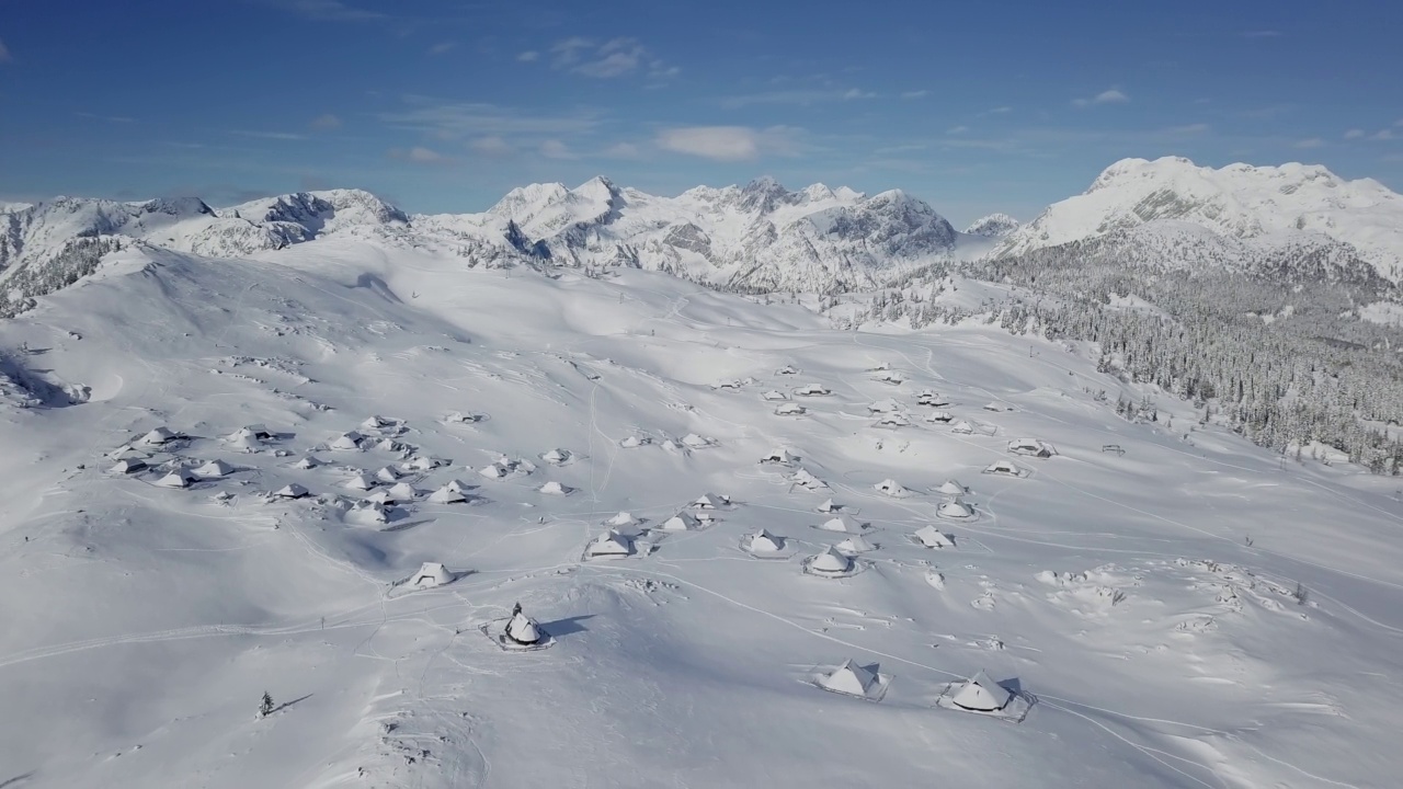 积雪覆盖的阿尔卑斯田园诗般的村庄-卡姆尼克-萨维贾阿尔卑斯的Velika Planina视频下载