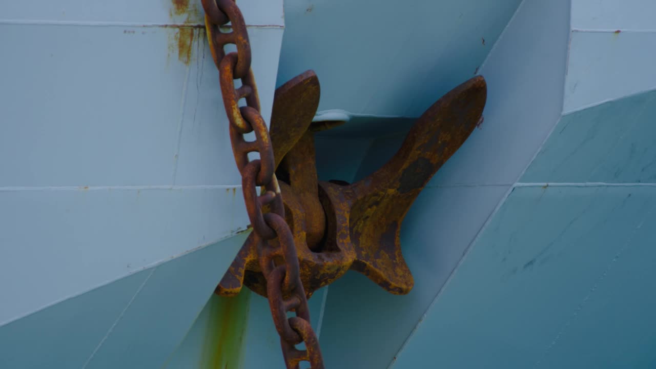 一艘锈迹斑斑的大船的锚和锚链的特写。视频下载