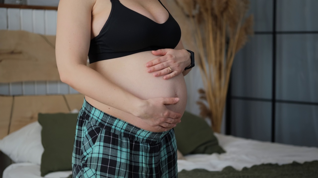 孕妇用手摸肚子视频素材