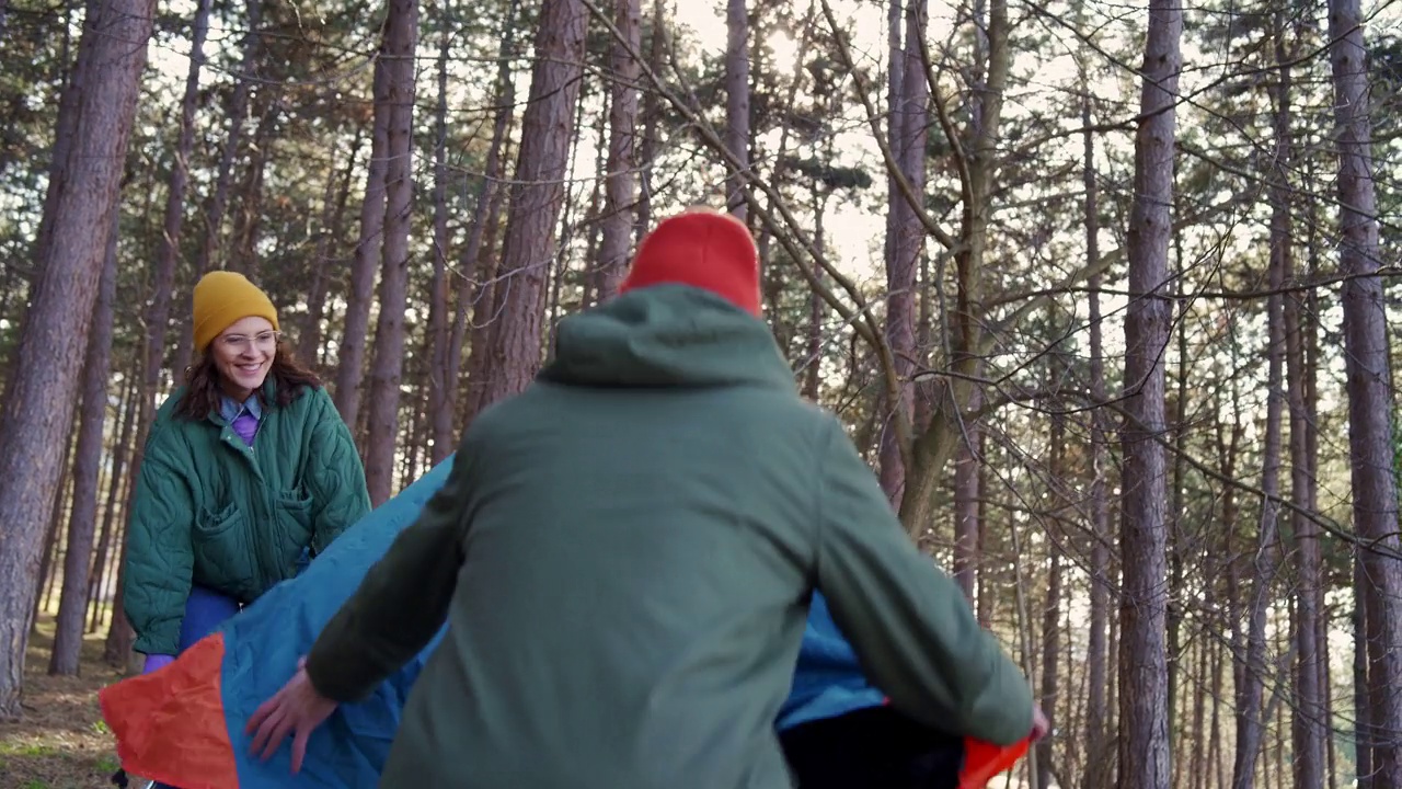 年轻的成年夫妇搭帐篷露营视频素材