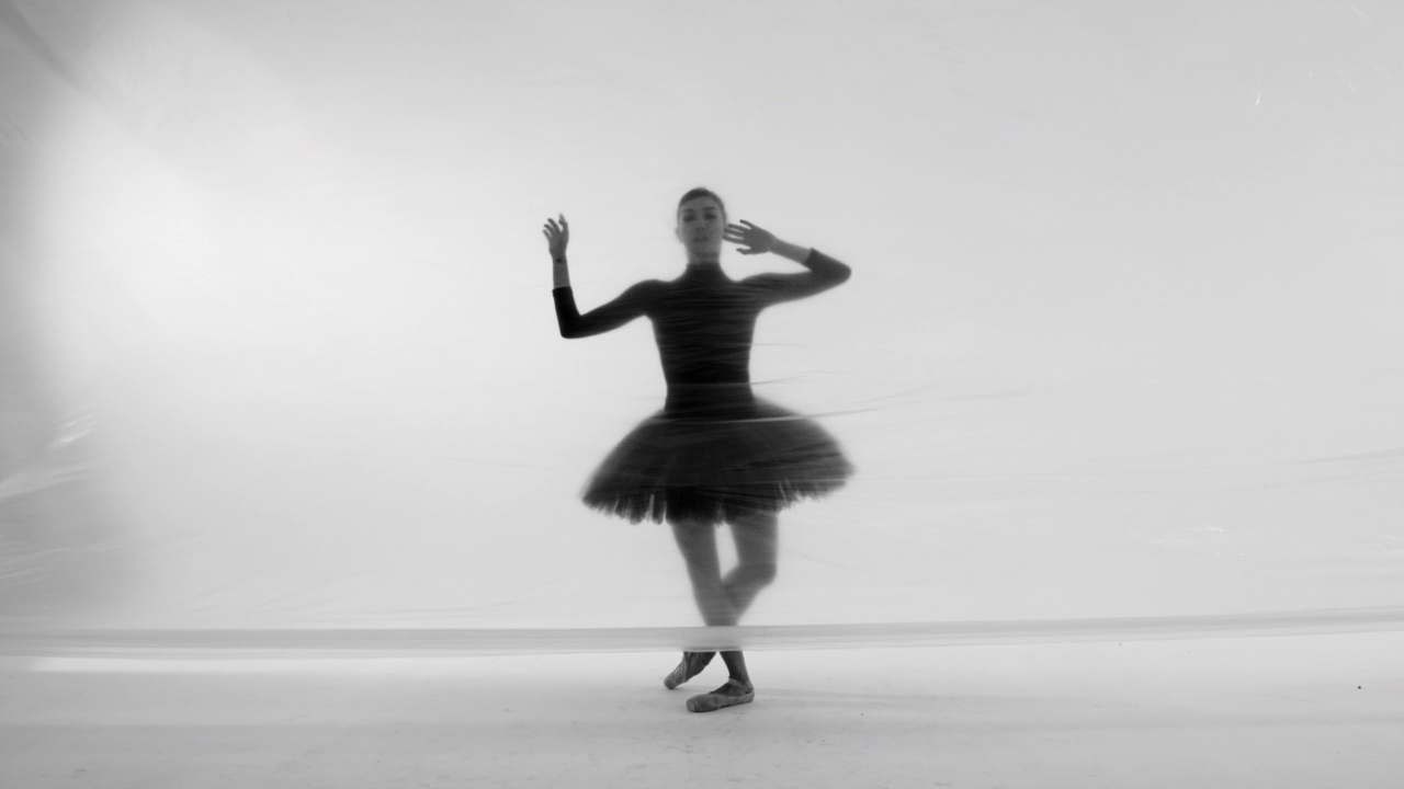 美丽的芭蕾舞演员，在薄尼龙后面跳舞。视频下载