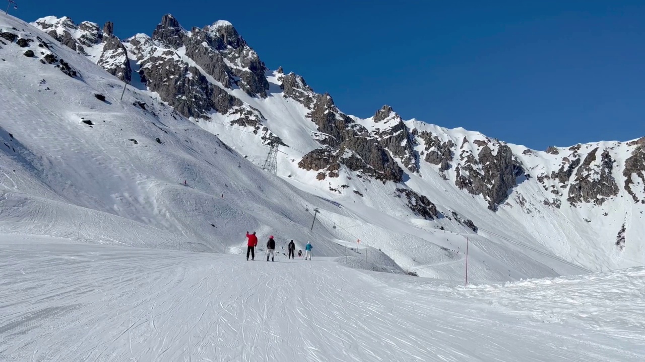在法国阿尔卑斯山的山坡上滑雪的人。视频素材
