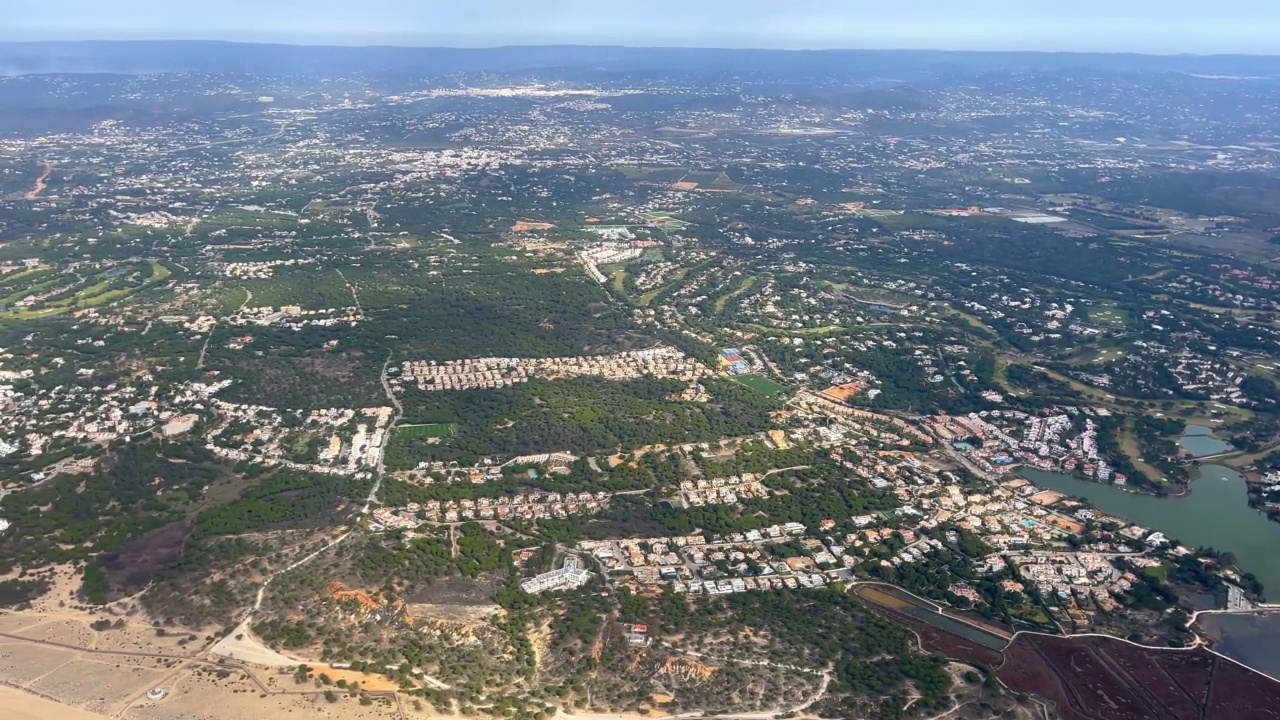从飞机Faro上俯瞰葡萄牙陆地视频下载