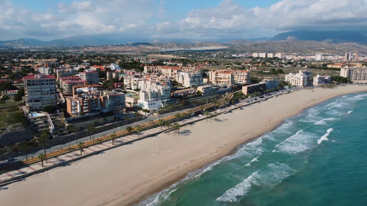 科斯塔布兰卡无人机俯瞰西班牙阿利坎特海滩视频下载