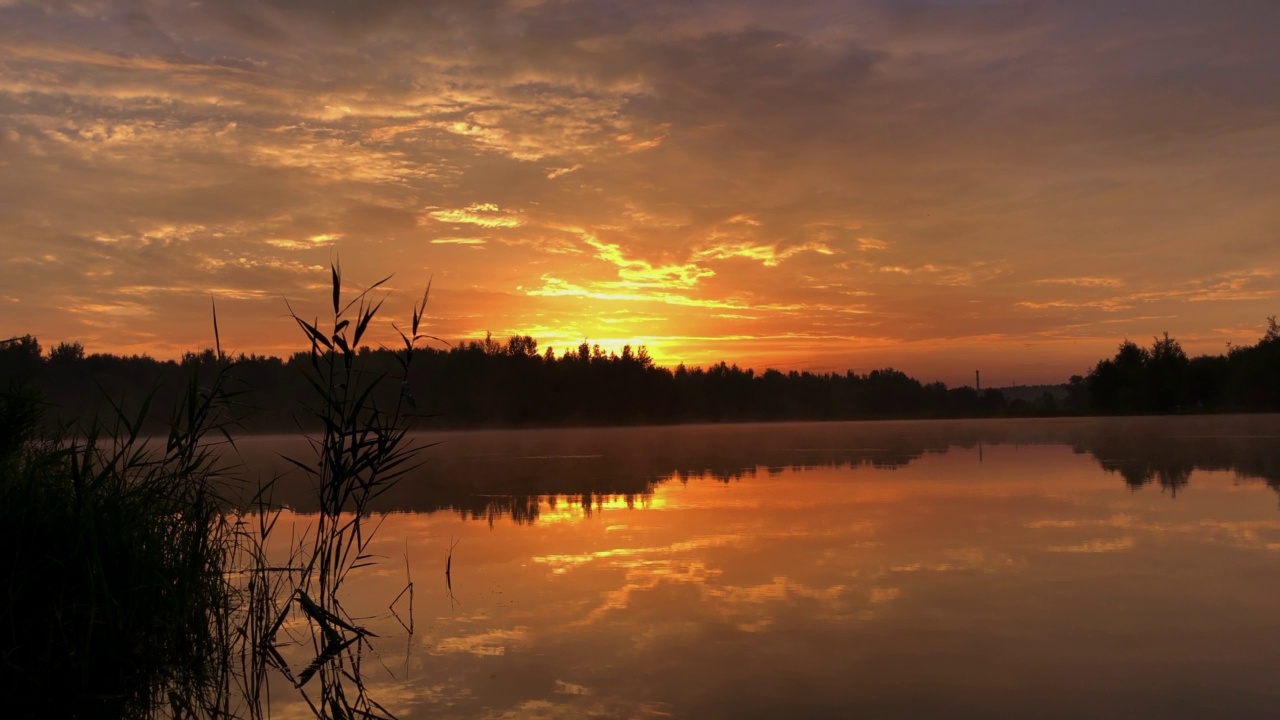 湖上的橙色夕阳视频素材