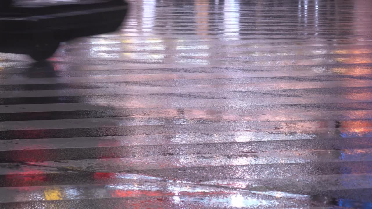 下雨天，在涉谷十字路口关闭街道视频素材