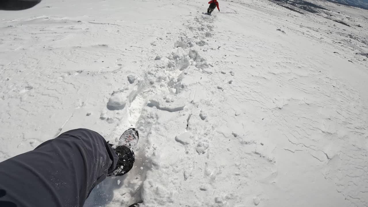 在冬季徒步征服厚厚的积雪视频素材