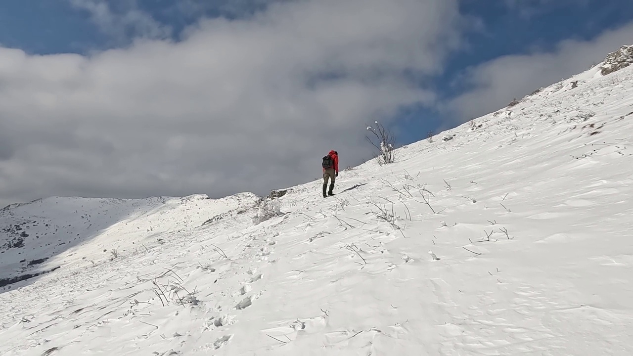 孤独的徒步者攀登雪山视频素材