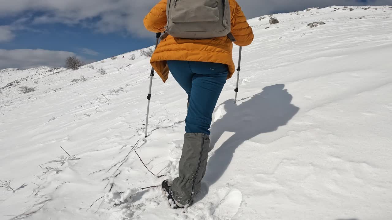 女徒步者攀登雪山视频素材