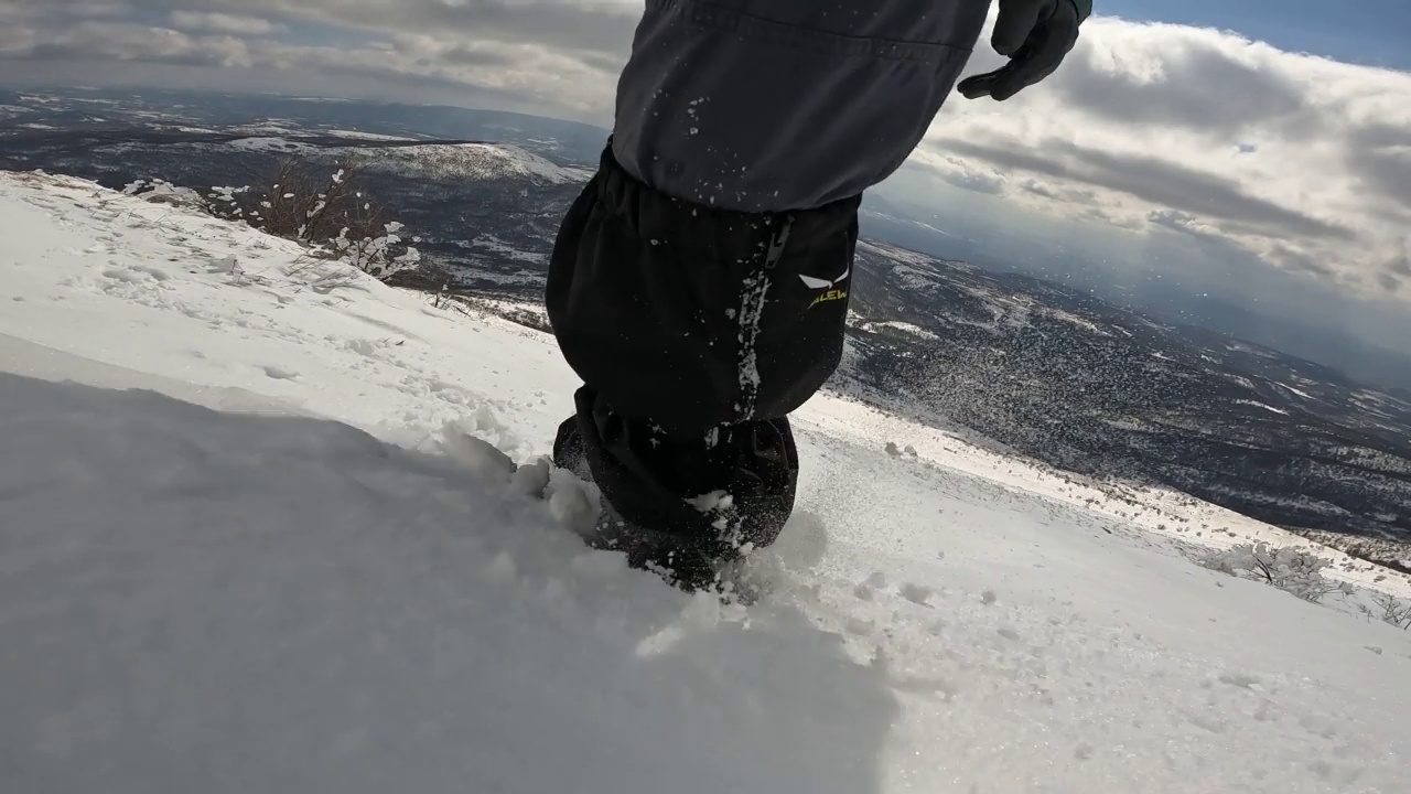 在冬季徒步征服厚厚的积雪视频素材