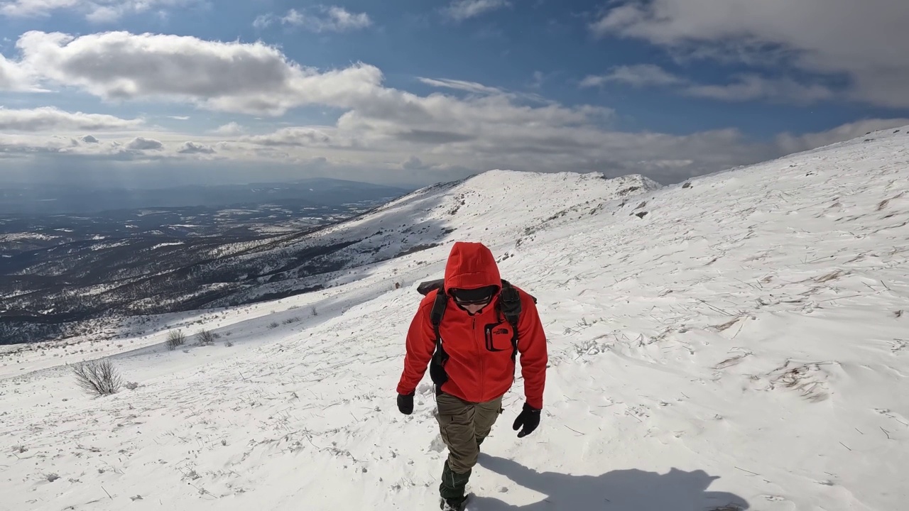 孤独的徒步者攀登雪山视频素材