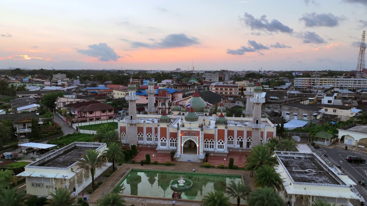 无人机拍摄的泰国南部北大年省北大年中央清真寺夕阳视频素材