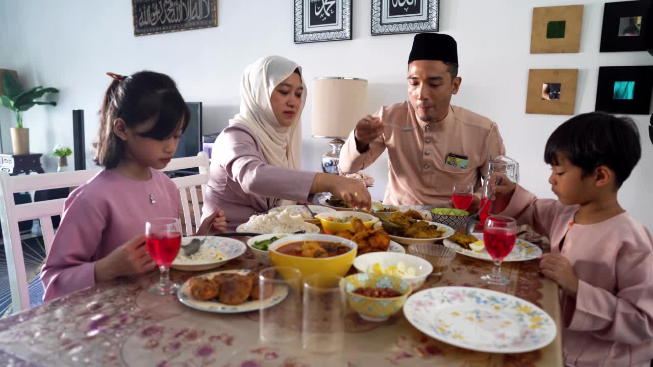 开斋节，穆斯林家庭在家里吃饭视频素材