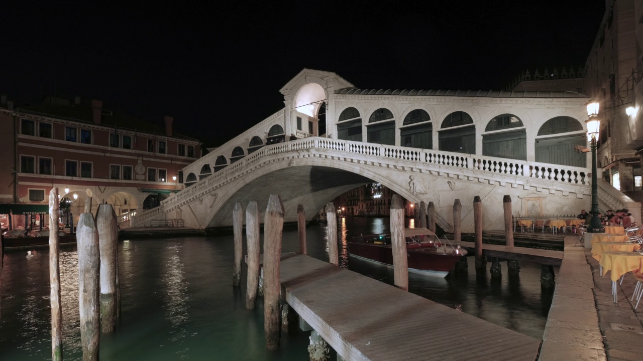 威尼斯里亚托大桥的夜晚时间流逝视频素材