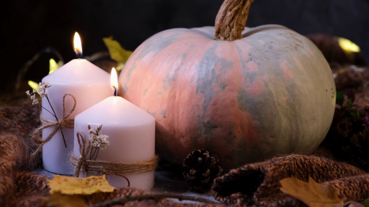 感恩节概念秋季构图用南瓜和燃烧的蜡烛。视频下载