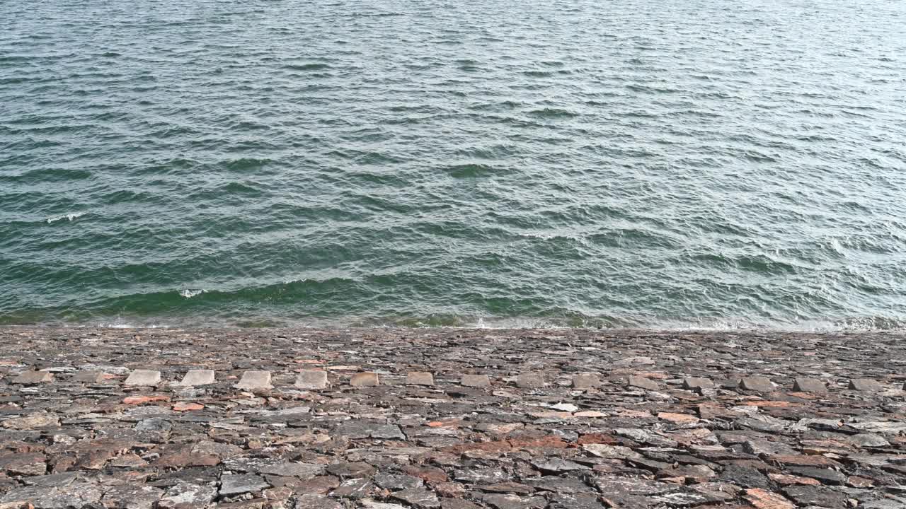湖水冲击大坝的实况录像视频素材