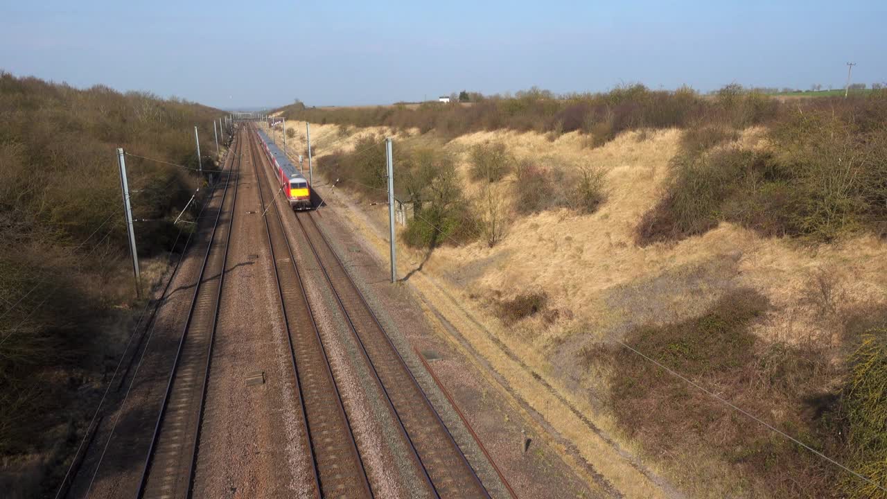 英国东海岸干线铁路上的一列LNER列车。视频素材
