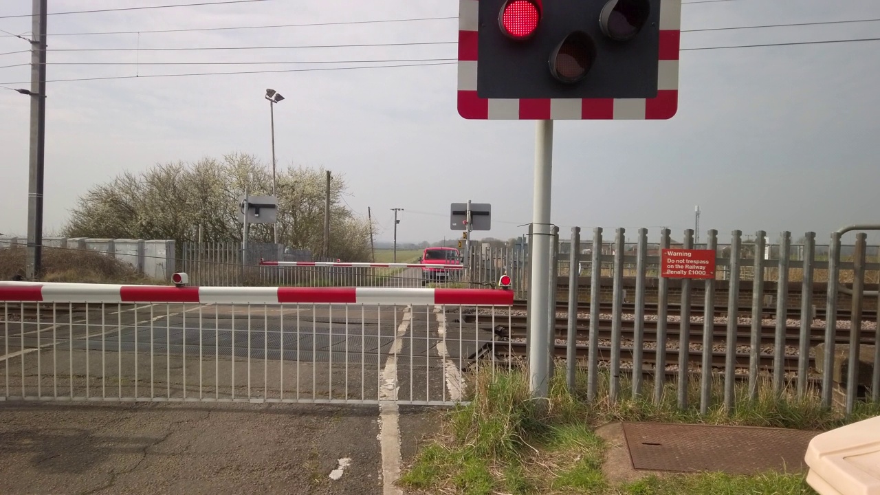 一辆Azuma和一辆LNER火车经过英国东海岸的干线铁路视频素材