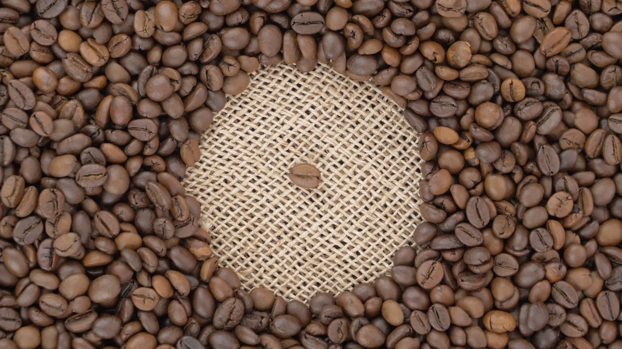 咖啡豆。烘焙咖啡豆，俯视图。视频下载