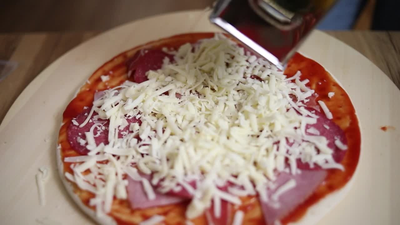 披萨的准备，安排和准备的材料，一个好的和美味的披萨视频素材