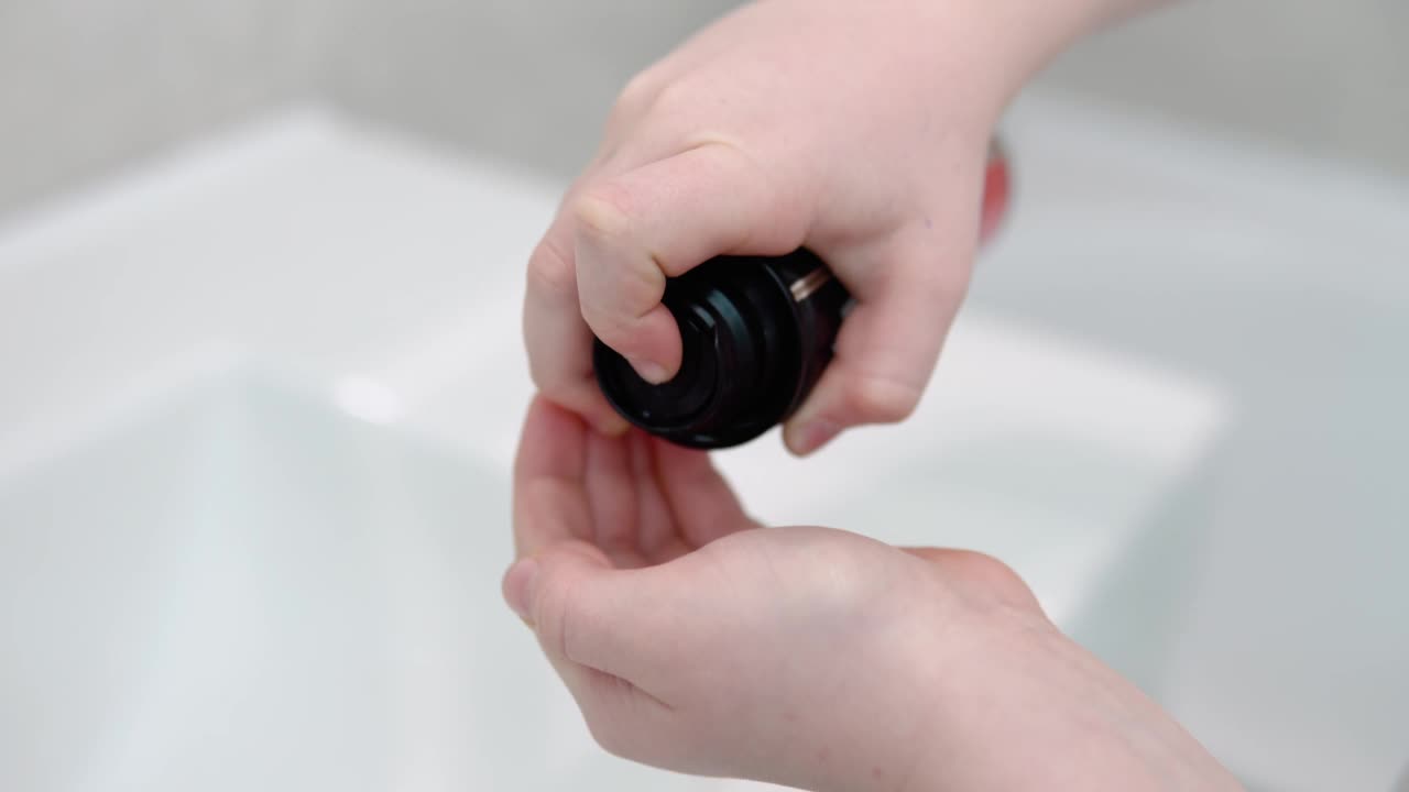 小男孩在浴室里用剃须泡沫擦手视频下载