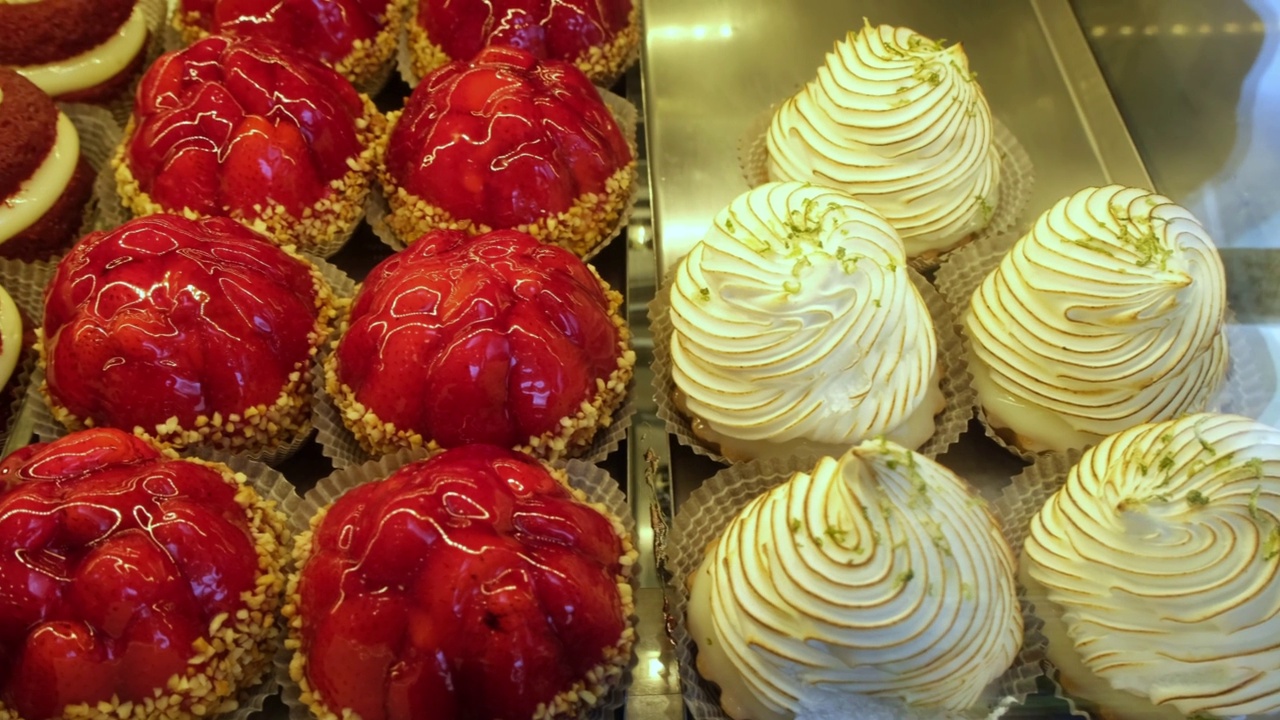 巴西一家面包店展示的草莓和鲜奶油搭配的各式甜点。视频素材