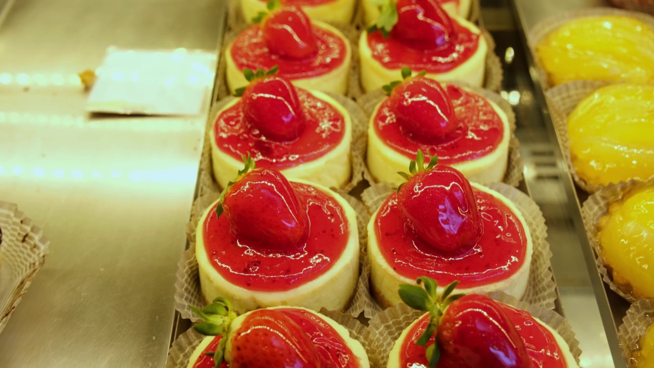 巴西一家面包房展示的白色巧克力上覆盖着草莓和透明的焦糖。视频素材