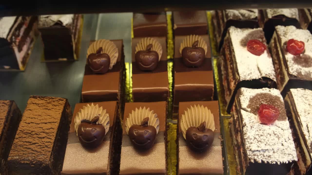 巴西一家面包店展示的几片不同配料的巧克力派。视频素材