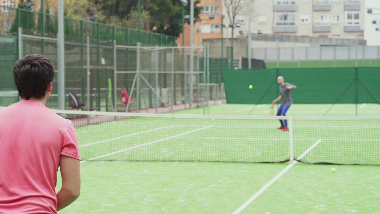 两个年轻男子打网球的慢镜头视频下载