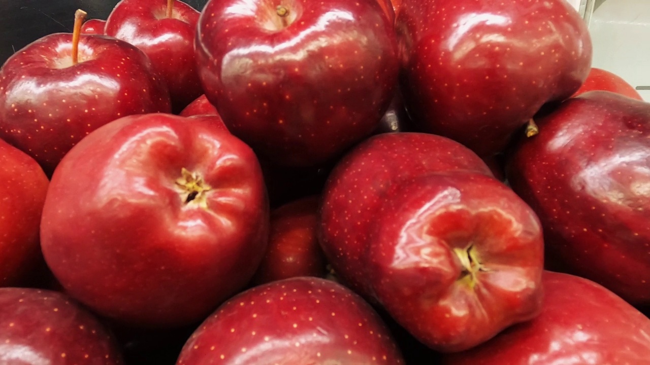 红苹果。美味的红苹果在超级商店平稳运动。健康的新鲜水果。视频素材