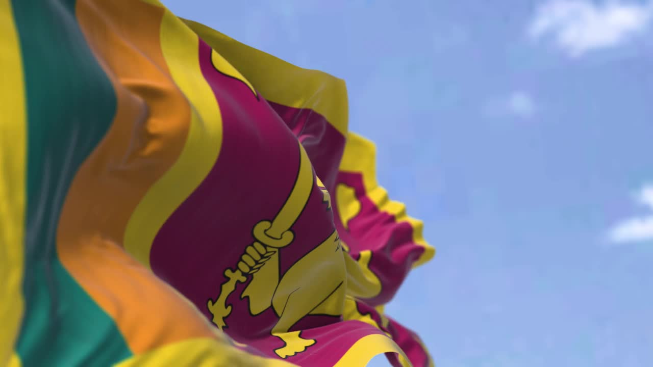 在一个晴朗的日子里，斯里兰卡国旗在风中飘扬视频素材