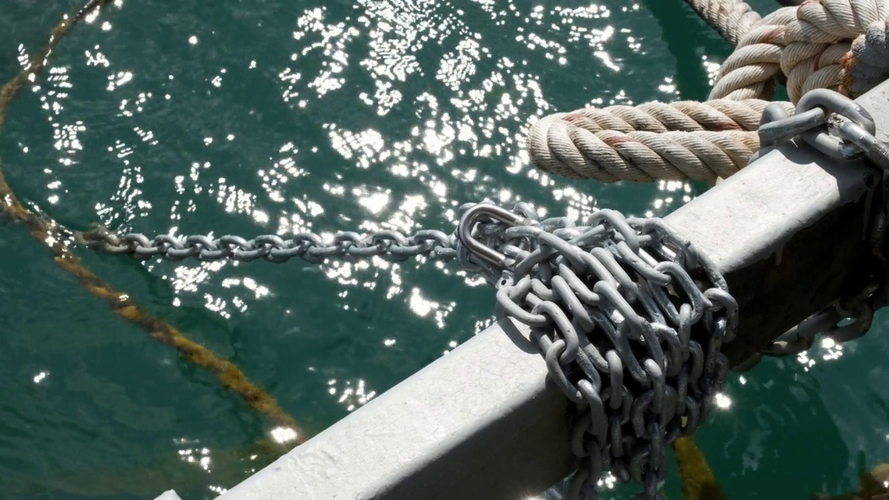 关闭船金属甲板的锚链视频素材