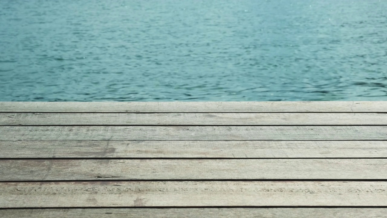 低角度的木甲板在水景。平静的情绪视频下载