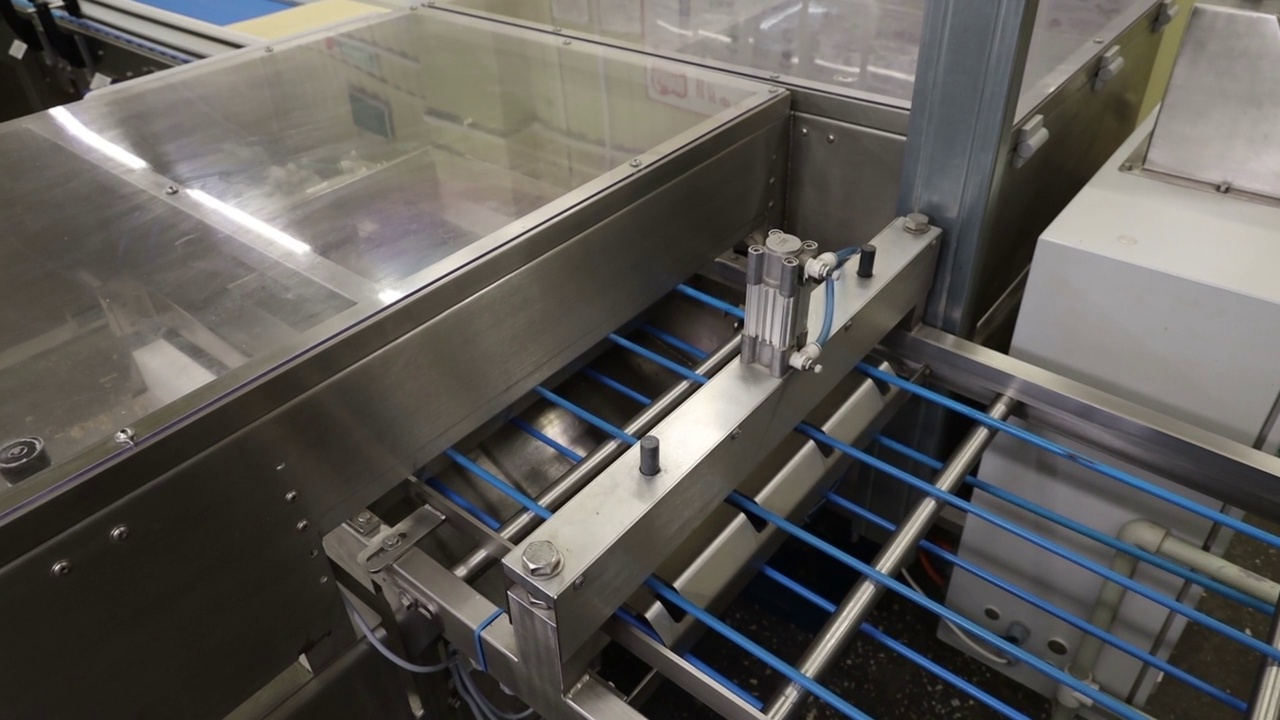 糖果店中用于生产和组装巧克力威化饼的输送器视频素材