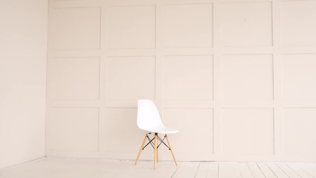 靠墙的现代空椅子视频下载