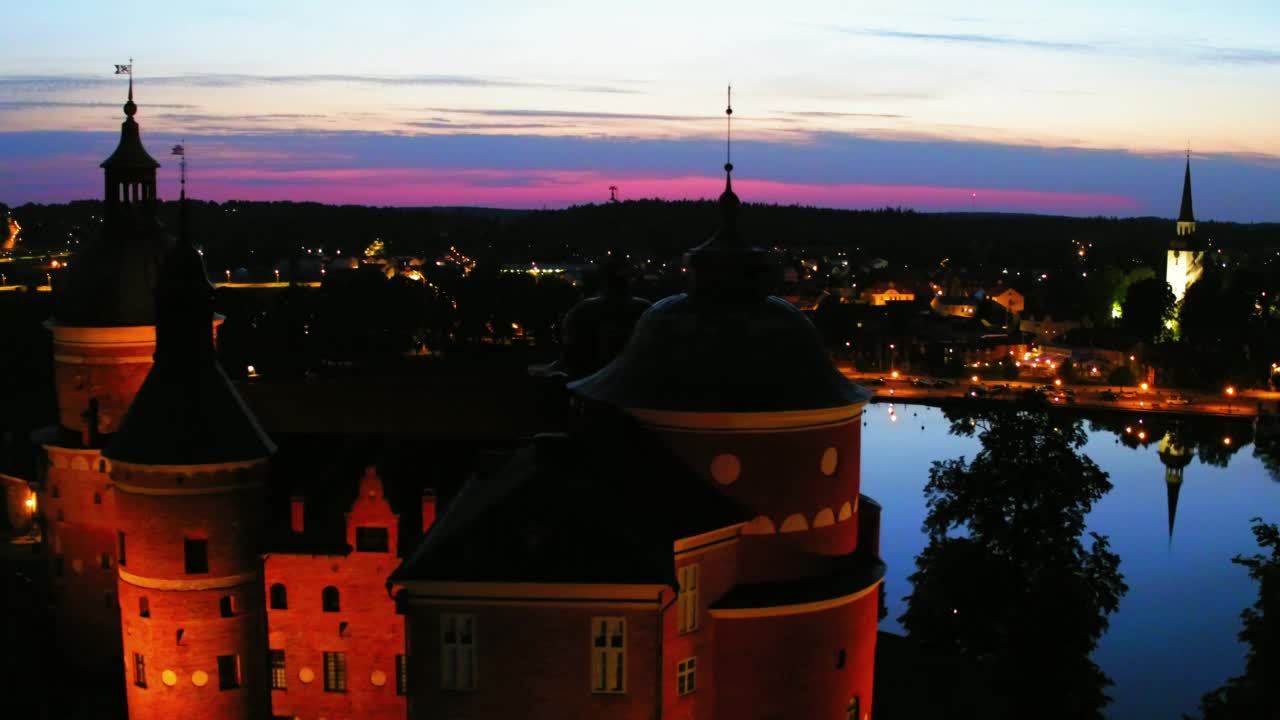 在瑞典玛丽弗雷德，明亮的城堡和教堂的天空下的空中向前拍摄视频下载