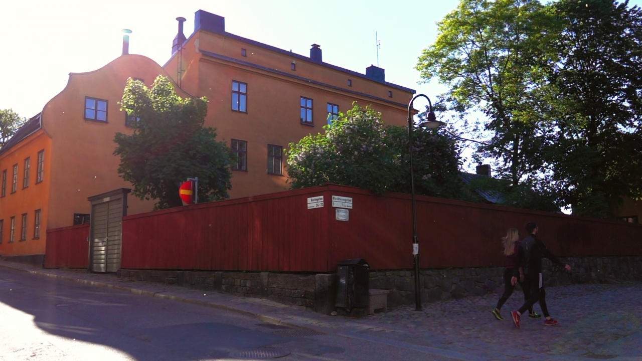 封锁慢镜头拍摄的男人和女人走在住宅的人行道上-斯德哥尔摩，瑞典视频下载