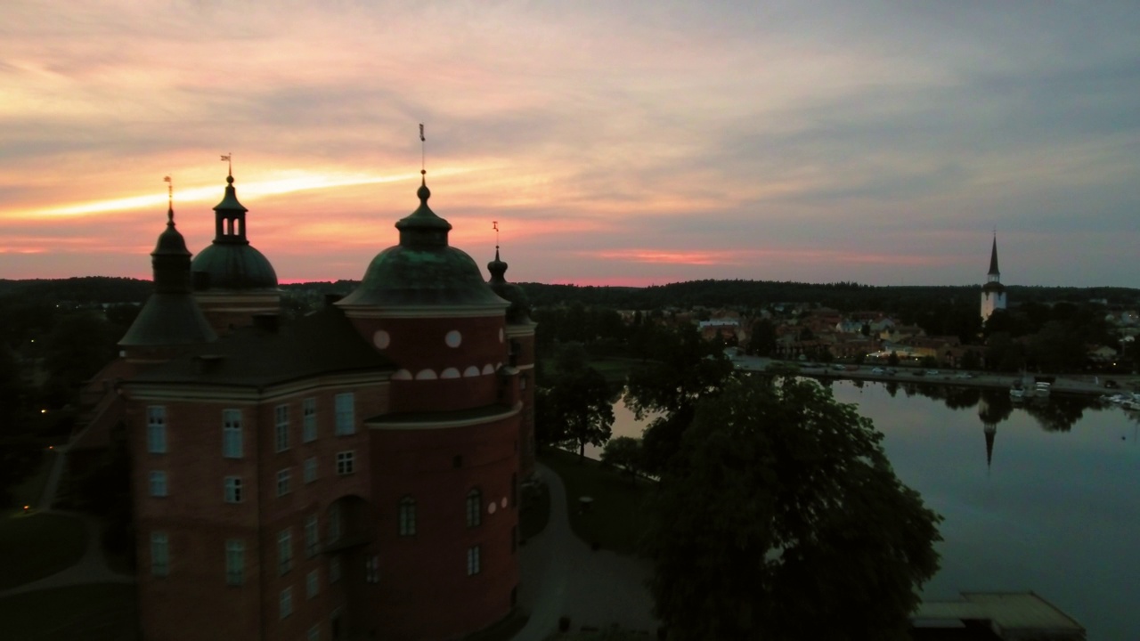 空中向前的美丽的视图，紧握的城堡和城堡在日落时戏剧性的天空-玛丽弗雷德，瑞典视频下载