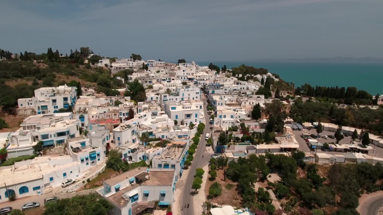 在阳光明媚的日子里，空中白色小镇的美丽景色在海边的小山上-杰尔巴，突尼斯视频素材