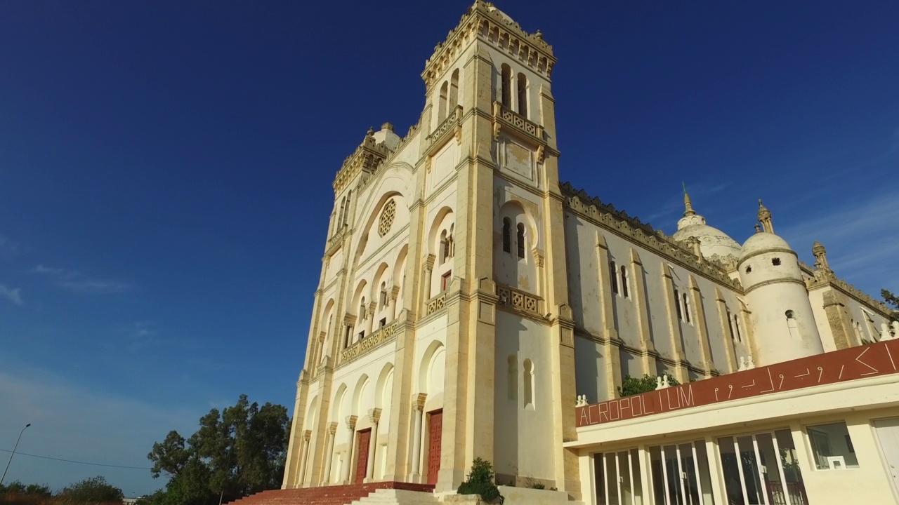 在阳光明媚的一天-杰尔巴，突尼斯，迦太基教堂卫城的文本平移镜头视频下载
