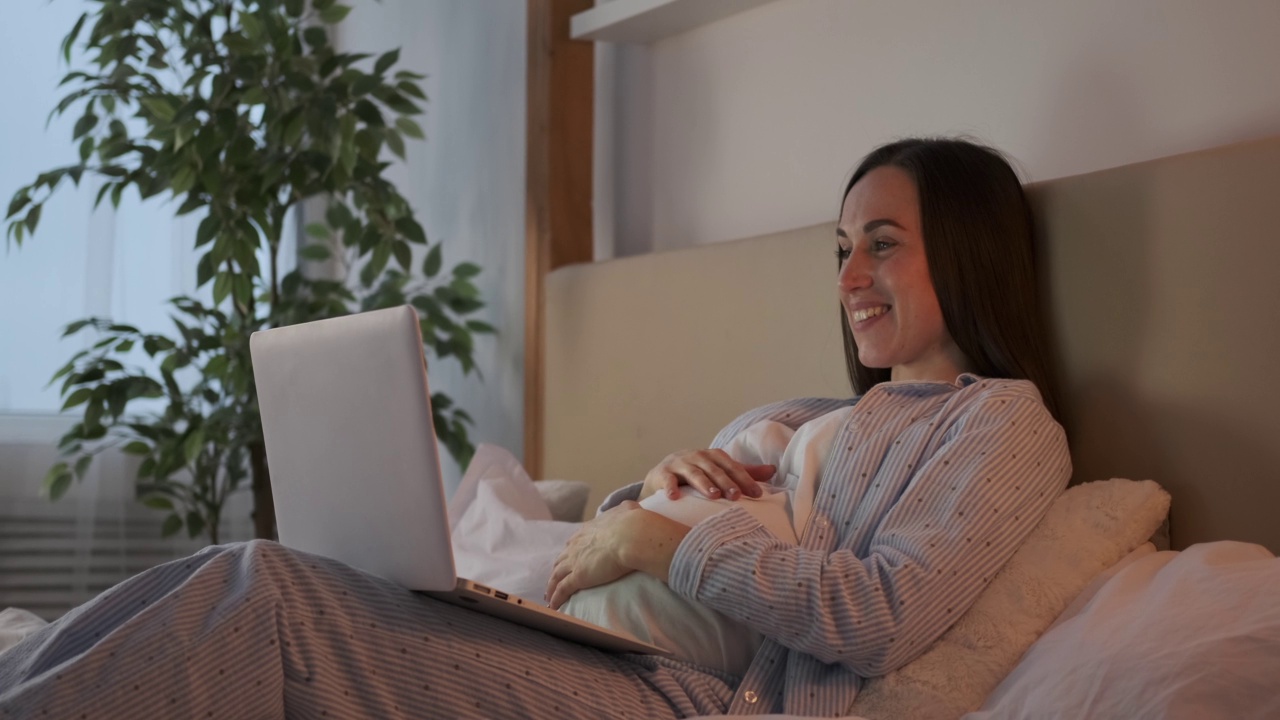 孕妇在家使用笔记本电脑视频素材