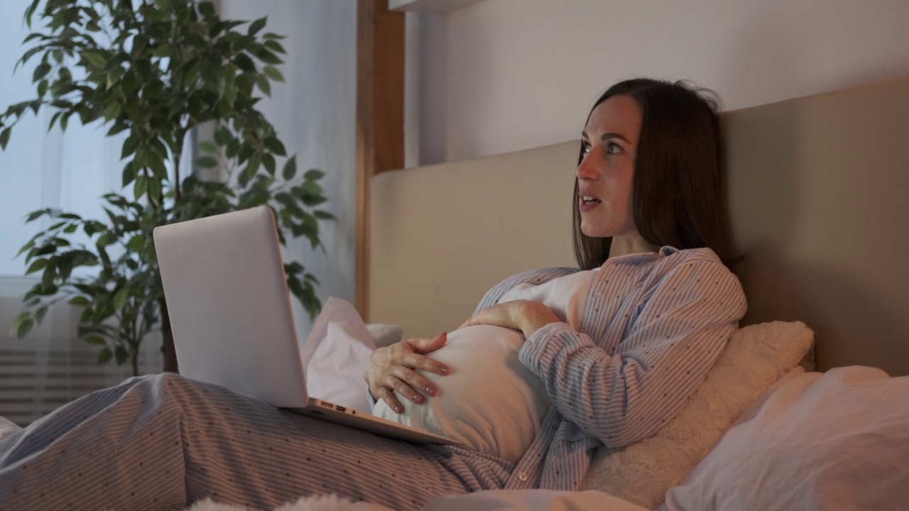 孕妇在家用笔记本电脑视频聊天视频素材