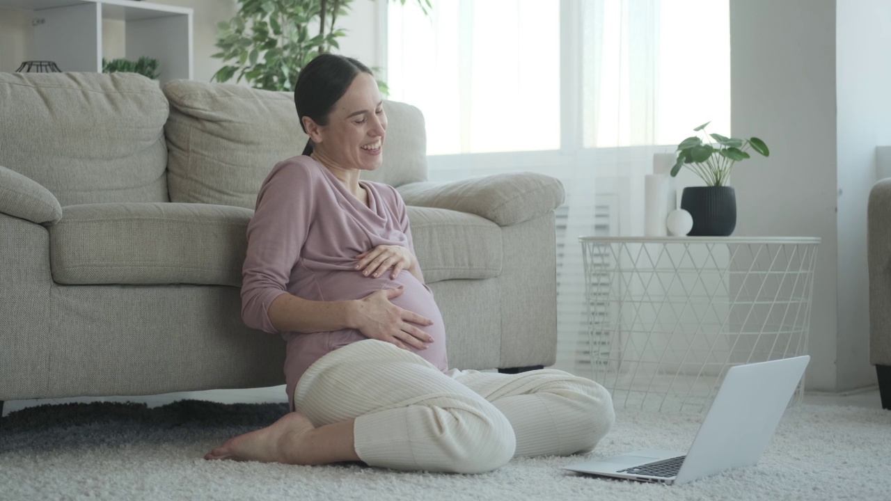 孕妇在家用笔记本电脑视频聊天视频素材