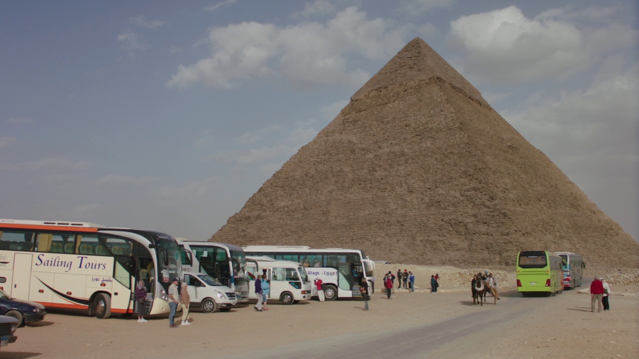 WS PAN巴士正在接近吉萨金字塔。视频素材