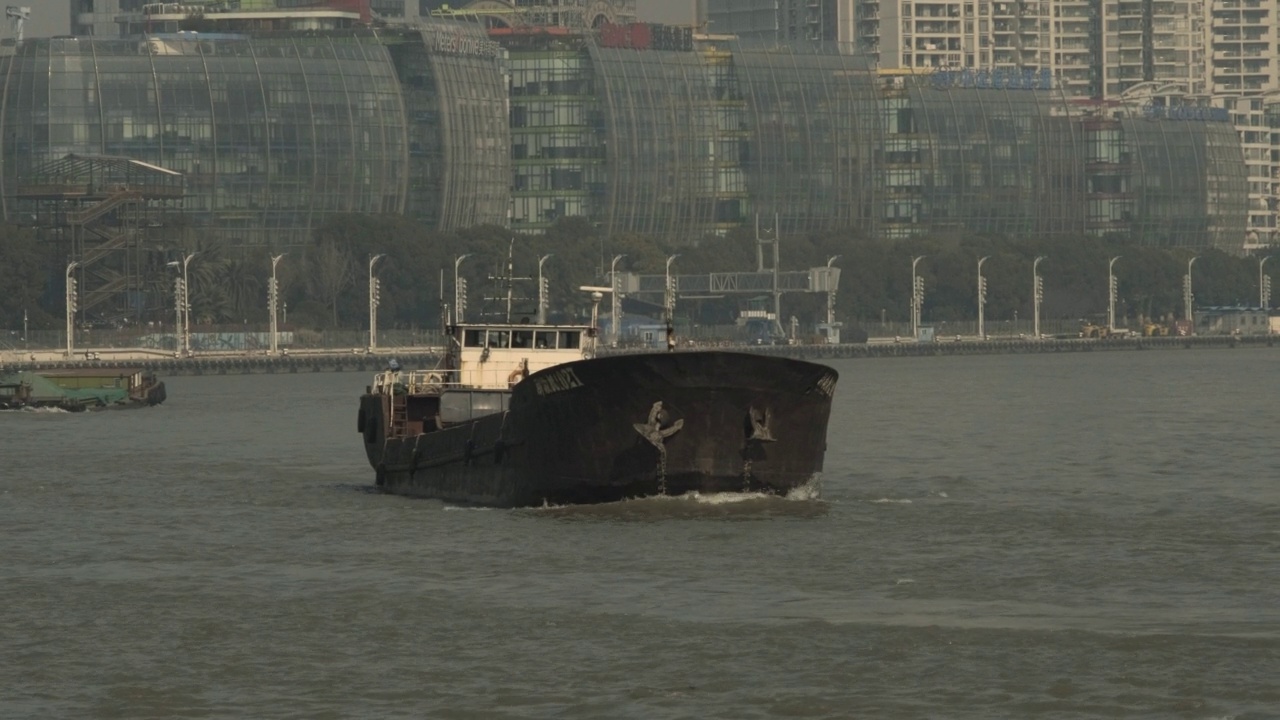 巨大的驳船在上海黄浦江上穿行视频素材