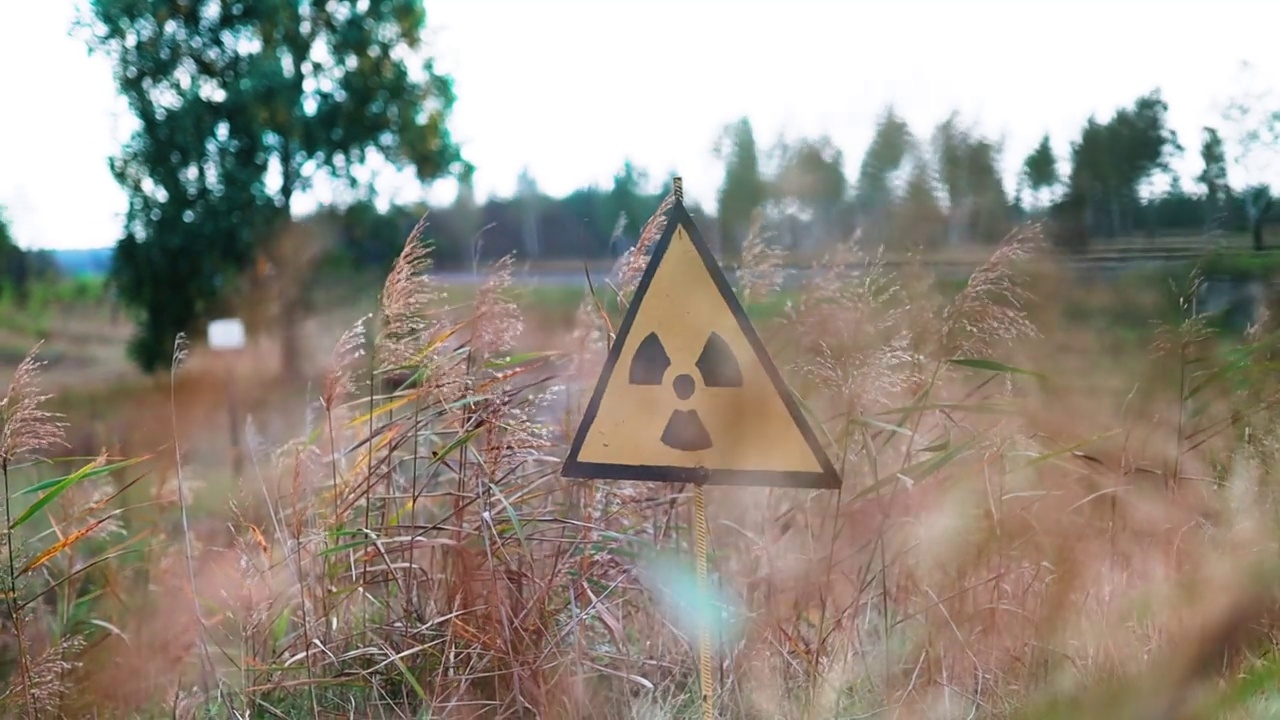 乌克兰普里皮亚季，切尔诺贝利的高辐射标志视频下载