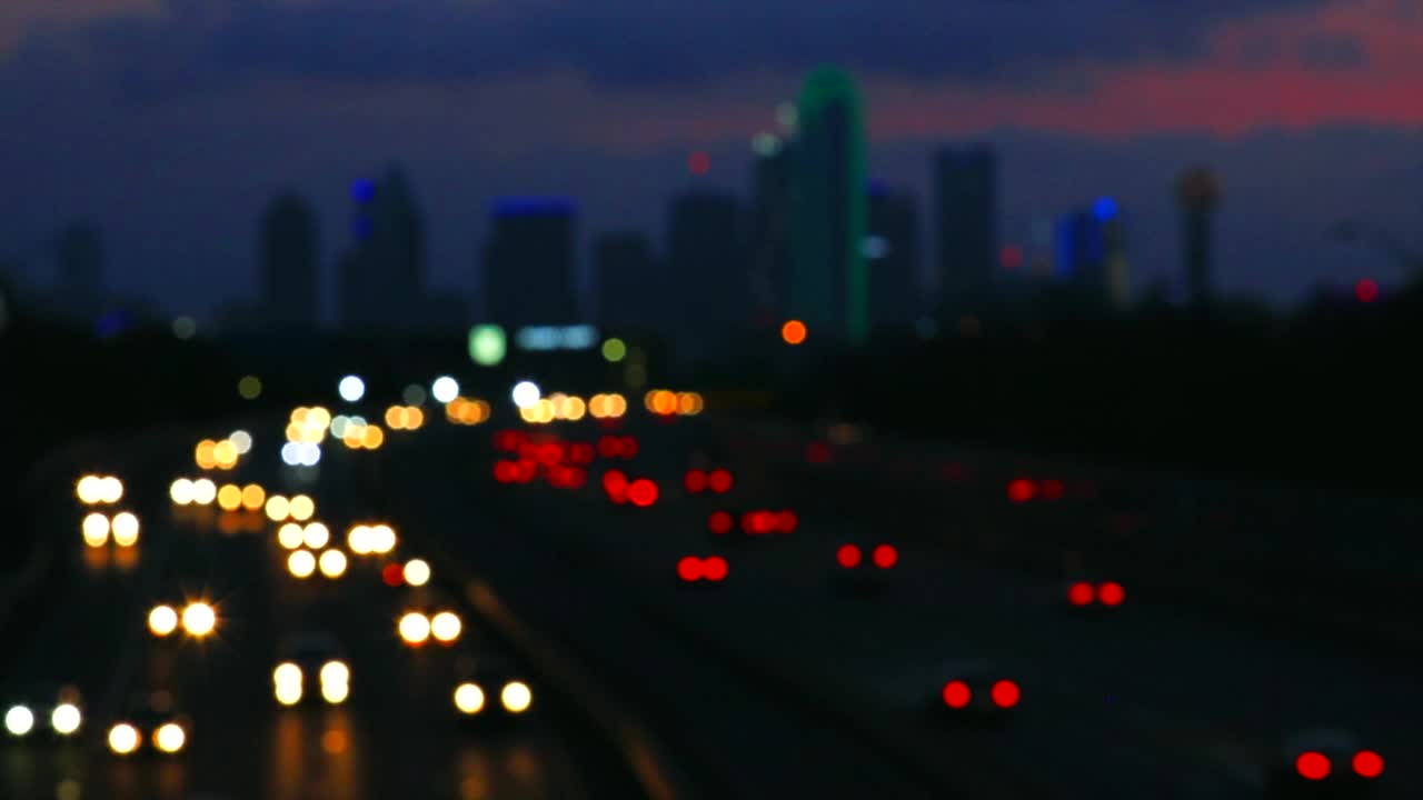 汤姆兰德里高速公路的视频，在30号州际公路上的条纹灯在晚上，达拉斯天际线，德克萨斯视频素材