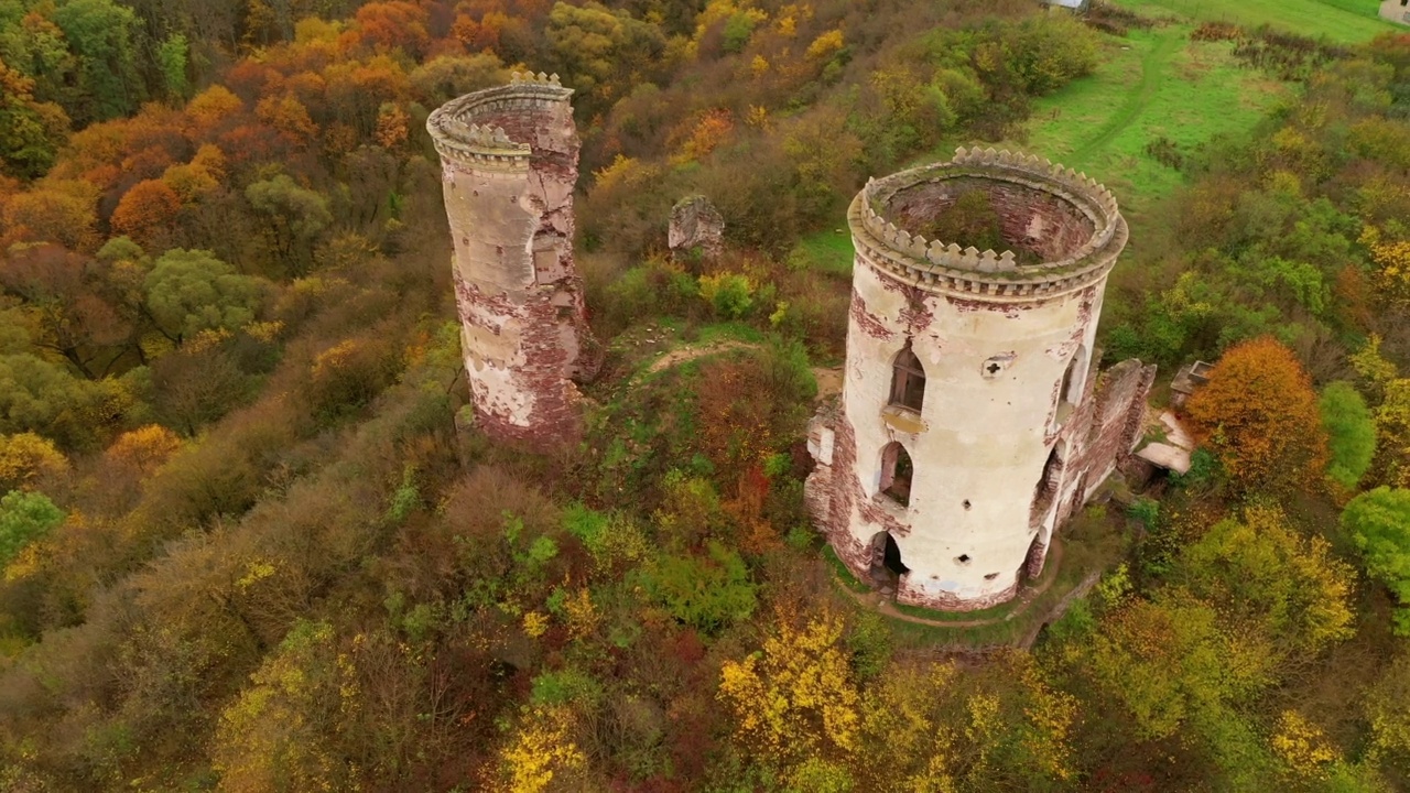 鸟瞰Chervonograd城堡的废墟塔(casstrum rubrum)。视频素材