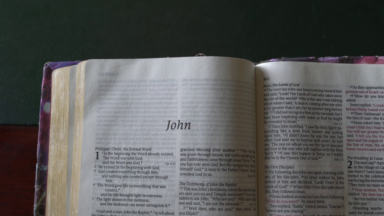 约翰福音在圣经的新约中。视频下载