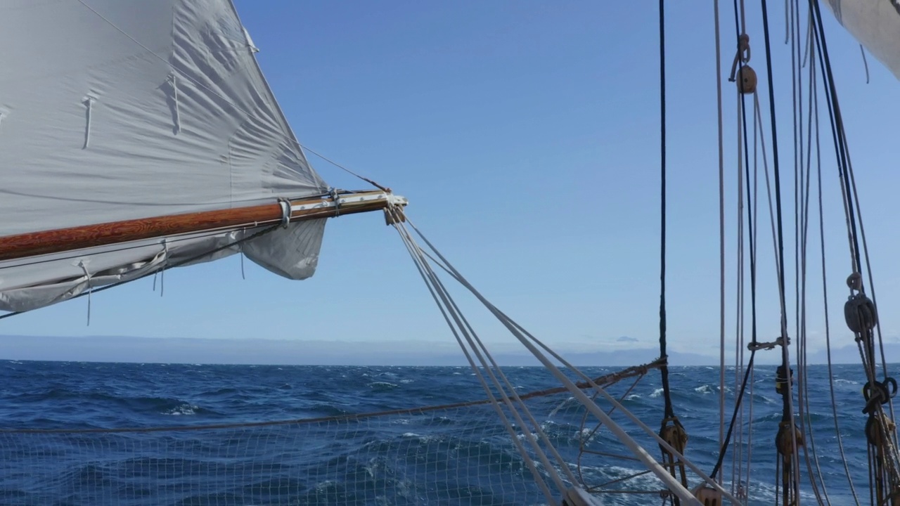 帆船在蓝海格陵兰航行视频素材